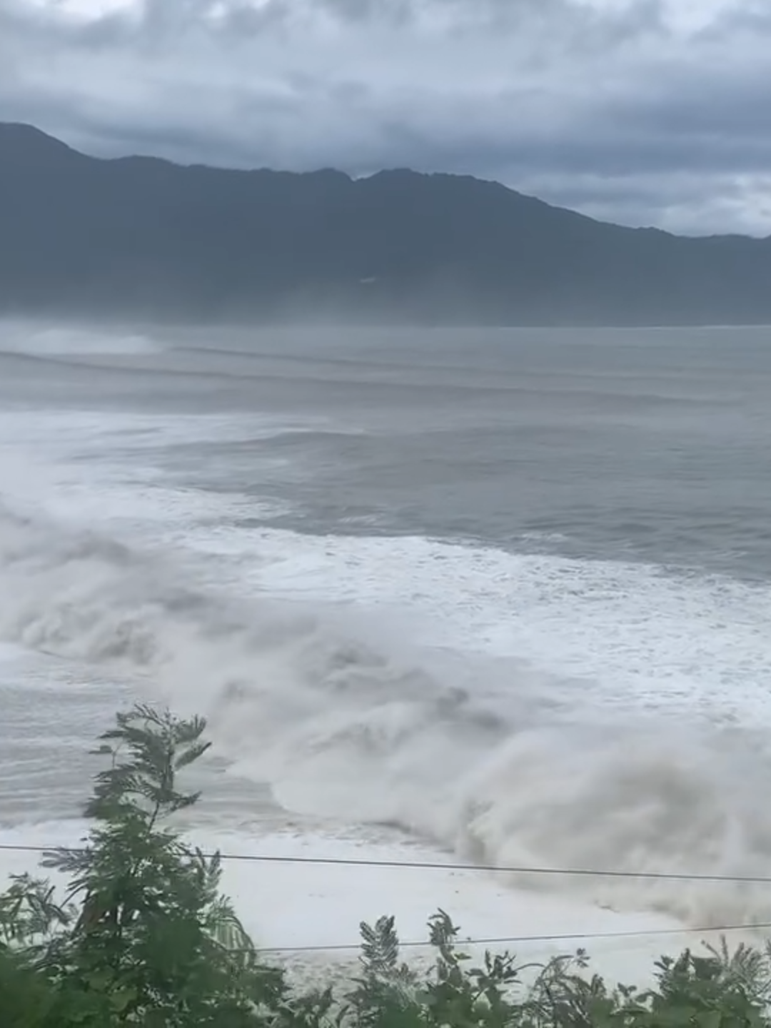 DALUYONG O STORM SURGE, NARARANASAN NA SA DINGALAN, AURORA  Ramdam na ang storm surge o daluyong sa baybayin ng Dingalan, Aurora dahil sa bagsik ng Super Typhoon #UwanPH. Ayon sa PAGASA, kabilang ang Aurora sa mga lugar na posibleng makaranas ng matinding daluyong habang nakataas ang Signal No. 5 at Signal No. 4 sa probinsya batay sa 11 AM bulletin. 📸: Dingalan LGU - Radyo kaedup 102.9 fm