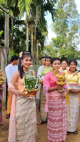 လှလိုက်တာ အလှုရှင်သမီး ဖက်စိမ်းကွမ်းတောင်ကိုင်ထားတာ