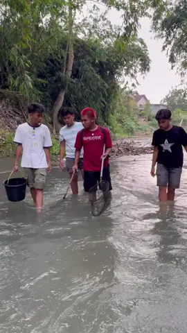 kalian pernah nyari ikan pake setrum juga ga? #fyp #ceritakita #tipetipeomped 