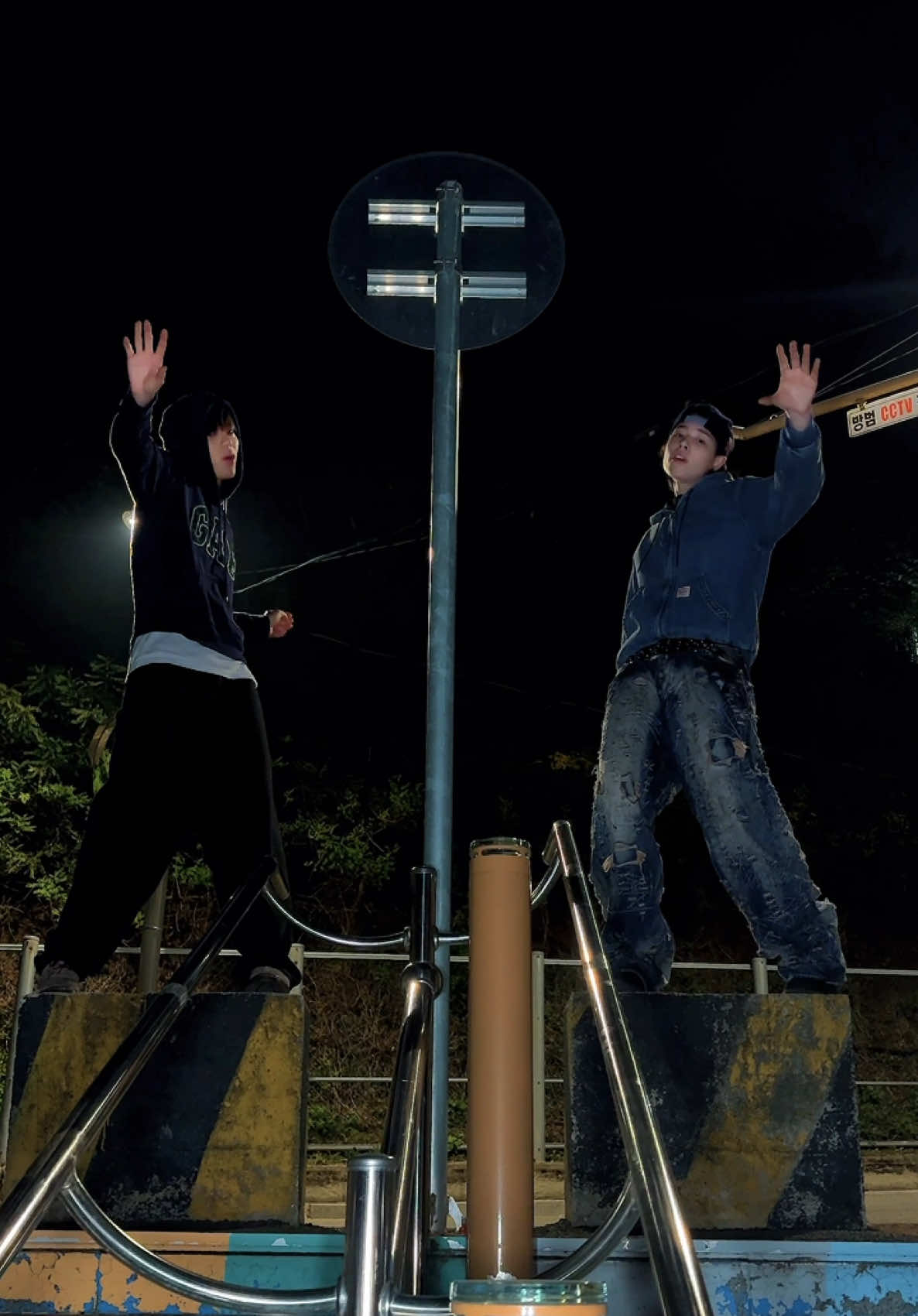 we‘ll be right #Next2U 🫂😌 scene dump 에피소드 2도 기대해주세요😎✌️  #LNGSHOT #4SHOBOIZMIXTAPE  #OHYUL #LOUIS