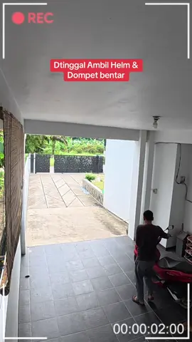 Padahal Ditinggal Ambil Helm dan dompet bentar #maling #ekonomi #bangnapi #cctv 