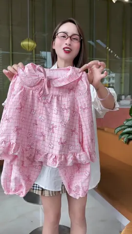 Ở nhà thì cũng phải cho con ăn mặc đẹp 