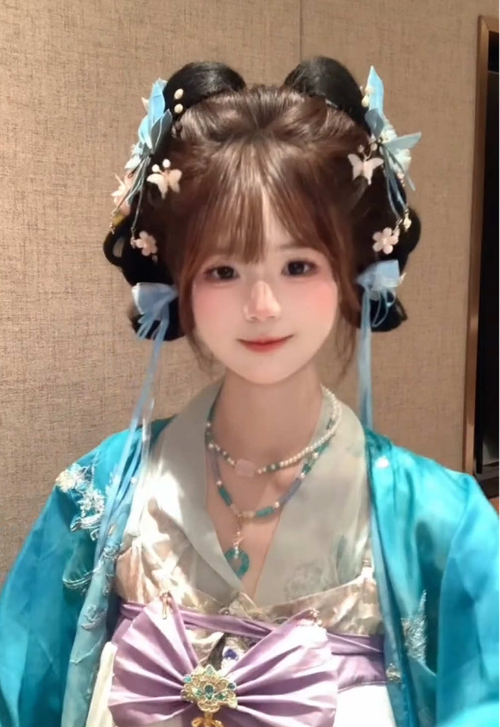 上海に来たら絶対体験すべき｜夢のような漢服体験！ 上海に来たら、夜景や豫園の観光だけじゃなく、ぜひ一度「漢服体験」をしてみてください！ 私は「知名儿妆造坊」で美しい漢服に着替えて、**流行りのインフルエンサーメイク（网红妆）**と撮影までしてもらいました。まるで中国の時代劇に入り込んだ気分～📸✨ ✅ 漢服の種類が豊富 ✔️ ✅ プロのヘアメイク＆インフルエンサースタイル ✔️ ✅ 写真がとても映える ✔️ ✅ カップル・友達同士・ソロ旅行にぴったり ✔️ 📸 ここで使用している写真・映像はすべて実際のお客様のもので、許可をいただいた上で掲載しています。リアルな雰囲気をぜひご参考にしてください。 📍住所：上海市黄浦区 侯家路18-2 📩 予約・お問い合わせ ➤ WeChat：zhiminger333 #上海旅行 #漢服体験 #上海観光  #旅行フォト #豫園 #知名兒妝造坊 #知名儿妆造坊 #上海豫園 #インフルエンサーメイク #ワンホン体験