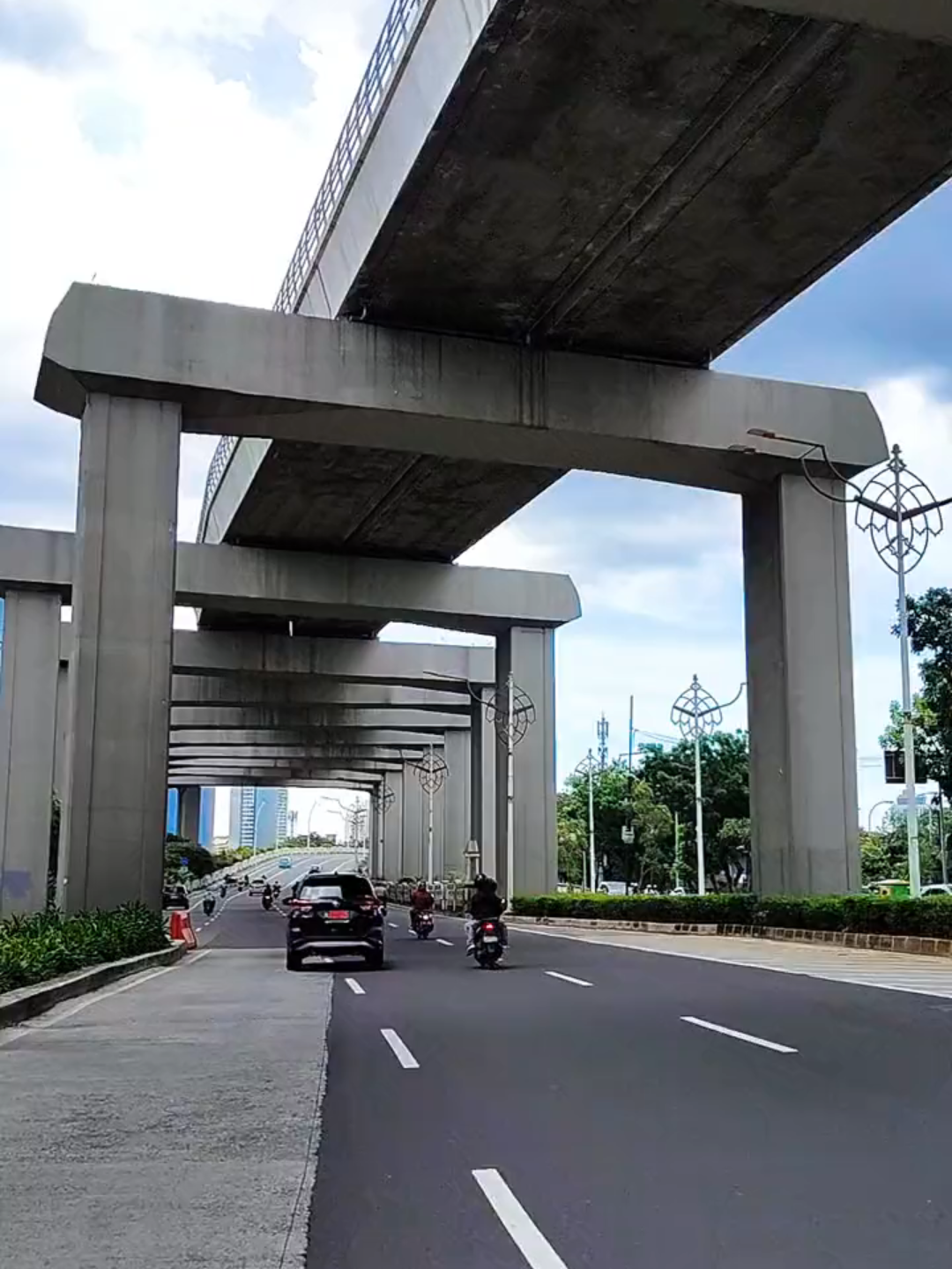 kalian tim mana , abis jembatan Latuharhari lurus arah taman Menteng atau belok kiri arah sunda kelapa 😆😂 remake rekam video dsni gak pernah bosen , dengan lagu kene bgt enak di denger  Videonya boleh kalian kreasikan ulang dan semangat ngonten nya 🤩🔥🙌 .. selamat menikmati view nya mendung2 tipis 🙏😂 #viral #fyp #estetik #trending #tiktoktravel #jakarta #sudirman #JalanJalan