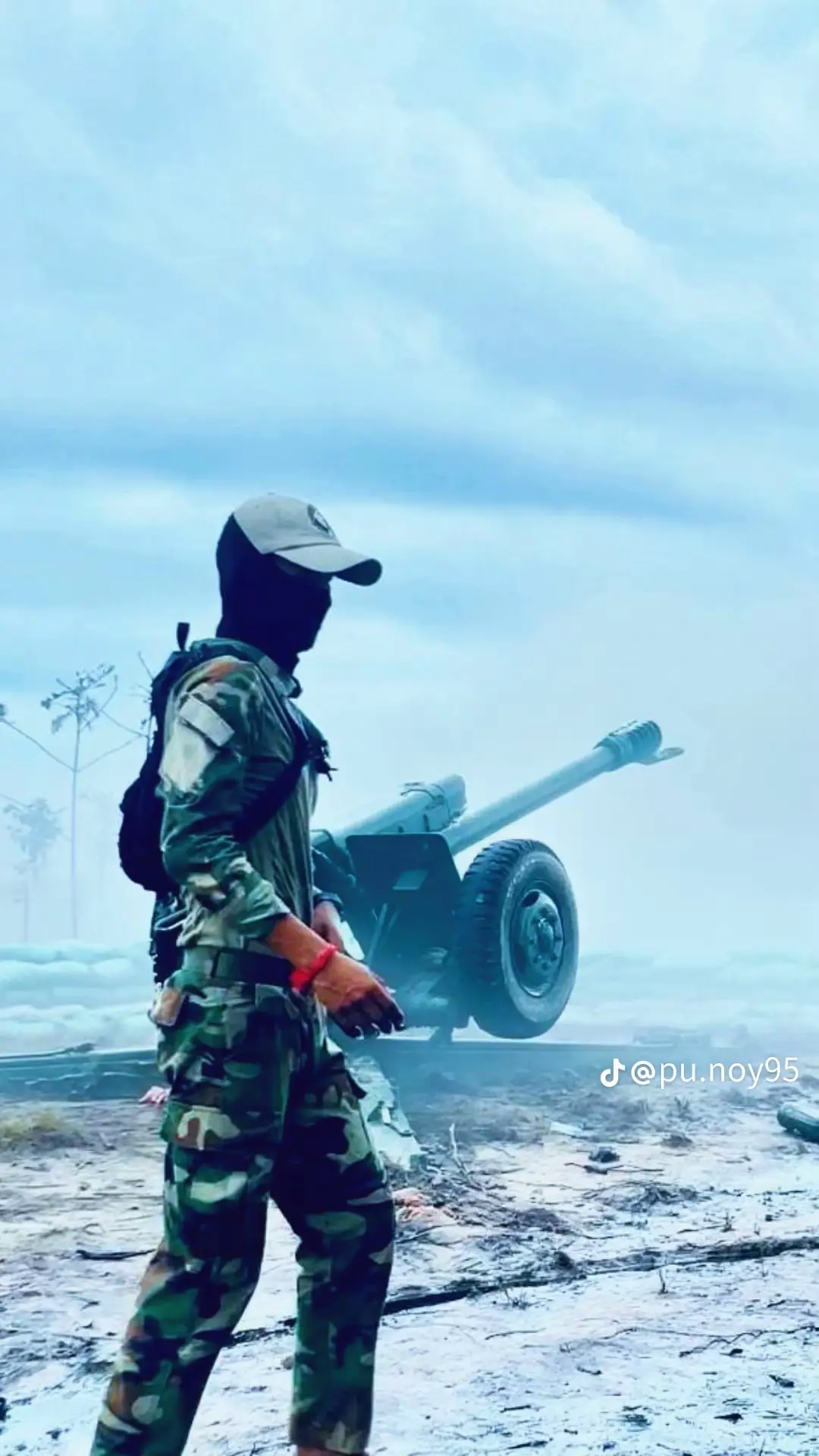 តើគេបាញ់យ៉ាងមិច? ហេតុអីទើបដឹងថាចំខ្មាំងឬអត់? ហេតុអ្វីទើបដឹងខ្មាំងនៅទីណា? ហេតុអ្វីបើកមកឈប់ហើយបាញ់ប្រាវចឹង មិនខ្លាចត្រូវគ្នាឯងទេអី?              ដោះស្រាយចម្ងល់មួយដែលបងប្អូនមួយចំនួនធំឆ្ងល់ និងចែករំលែកជាចំណេះដឹងមួយផ្នែកតូចចំពោះបងប្អូនចាប់អារម្មណ៍ផ្នែកយោធា។ សមរភូមិបែងចែកជាពីរូបភាពធំៗ រូបភាពវាយលុក និង រូបភាពទប់ទល់ ប្រព័ន្ធអាវុធសម្រាប់វាយលុក ក៏មិនខុសពីប្រព័ន្ធអាវុធទប់ទល់នោះដែល វាខុសគ្នាបន្តិចបន្តួចប៉ុណ្ណោះ គឺអ្នកវាយលុកត្រូវមានកម្លាំងទ័ពនិងសភាពវុធច្រើនជាអ្នកទប់ទល់គុណនិងបីរ។ មុនពេលផ្ទុះអាវុធ បញ្ជាការសមរភូមិចាប់ផ្តើកសាង’’ប្តេជ្ញា’’ (ផែនការប្រយុទ្ធ) តាមលំដាប់ថ្នាក់ពីយុទ្ធសាស្រ្តរហូតដល់ថ្នាក់យុទ្ធវិធី ទៅតាមលំដាប់លំដោយ កំណត់ទិសមុខព្រួញវាយលុកសំខាន់ និង ទិសបន្ទាប់បន្សំរបស់ខ្មាំង ពោលគឺប៉ានស្មាននិងវាយតម្លៃយ៉ាងម៉ត់ចត់តាមរយៈ ចារកម្ម កងស៊ើបការ និងប្រព័ទ្ធបច្ចេកវិទ្យាផ្សេងៗដែលមាន។ ក្រោយបញ្ជាការសមភូមិកំណត់ទិសទប់ទលសំខាន់រួចរាល់ សម្តេច លោកក៏ធ្លាប់មានប្រសាសន៍ អំពីយុទ្ធសាស្ត្រលោកថា’’បញ្ជារអោយថ្មើជើងទប់ត្រឹមតាមន្តតាក្របី តំបន់មុំបី ចាក់ដល់ព្រះវិហារ ភ្នំទ្រព្យ មិនអោយចូលដាច់ខាត (នេះគេហៅថាទិសសំខាន់)។               បទបញ្ជារធ្លាក់ដល់សមរភូមិ តាមបណ្តាលប្រភេទទ័ពចាប់ផ្តើមកសាងផែនការកំណត់ទីតាំងឈរជើង ទីតាំង កាំភ្លើងធំ កាំភ្លើងត្បាល់ អាវុធចល័ត…ផ្សេងៗ ទៅតាមទីតាំងសមស្របនិងសង្ងាត់បំផុត។ មេបញ្ជាការតាមប្រភេទទ័ព សហការជាមួយថ្មើរជើង កំណត់ទីតាំងខ្មាំងដោយកម្លាំងស៊ើបការ ចារកម្ម ដ្រូន និងប្រព័ន្ធផ្សេងៗទៀត។ ដោយគណនាចម្ងាយលើផែនទី គ្រប់ទីតាំងខ្មាំងកម្លាំងទាំងអស់ចាប់ផ្តើមពង្រាយបោះទីតាំងតាមការកំណត់របស់ថ្នាក់លើដើម្បីធានាដល់ការគាំទ្រទាន់សភាពកាណ៍នៅពេលសុំការអន្តរាគម៍ពីថ្មើជើងក្នុងកណីរណាមួយ។ ច្រកខ្មាំងចូល ទីតាំងកាំភ្លើងធំខ្មាំង ទីតាំងដាក់ទ័ពស្បៀង សភាវុធ ផ្លូវចល័តរថក្រោះ ផ្សេងៗ គឺត្រូវបានយកនិយាមការណ៍មុនទាំងអស់។ ចាប់បានទីតាំងរួច គ្រប់ប្រភេទទ័ពចាប់ផ្តើម កំណត់មុំទិស មុំកម្ពស់ អង្សាបាញ់ តាមទីតាំងដែលបានកំណត់ដោយថ្នាក់លើ។ដូច្នេះ បណ្តាលកម្លាំងទាំងអស់បានប្រុងប្រៀបរួចរង់ចាំបញ្ជារ។ នេះដូចជាក់ស្តែង មុនពេលផ្ទុះអាវុធថៃបានសុំអោយកម្លាំងទាំងពីរ កែសម្រួលកងទ័ពដោយហេតុថាដ្រូនរបស់ខ្លួនថតបានកាំភ្លើធំរបស់កម្ពុជាយើងបែរចំៗទីតាំងសំខាន់ៗរបស់ខ្លួនពេកទើបចង់អោយមានការកែរសម្រួលដើម្បីអោយយើងប្តូរទីតាំងកាំភ្លើងអោយខុសពីតាំងចាស់។ ការយកនិយាមការមុនវាមិនប្រាកដ១០០%នោះទេព្រោះខ្មាំងអាចប្តូរទីតាំង ដូច្នេះយើងប្តូរទៅតាមសភាពការជាក់ស្តែង។               នៅពេលផ្ទុះអាវុធអាចមានកន្លែងខ្លះខ្មាំងចូលមកដោយយើងមិនបានកំណត់ ប៉ុន្តែ នៅពេលកំពុងផ្ទុះ ប្រៀបដូចជាលេងអុកអីចឹង ក្រឡាផ្លាស់ប្តូរគ្រប់ស្ថានការណ៍ ត្រូវប្រើកម្លាំងណាឡើងទប់ កម្លាំងណាបាញ់ស្កាត់ កម្លាំងណាអន្តរាគម៍ កម្លាំងណាវាយបក គឺបញ្ជាការសមរភូមិ ជាអ្នកចង្អុលនិងដាក់បទបញ្ជារភ្លាមៗ។ ចំពោះកាំភ្លើងចល័ត គឺគេបានកំណត់ទីតាំងបាញ់ និងទីតាំងក្រោយបាញ់រួច នៅពេលមានបញ្ជាររថយន្តចល័តទៅទីតាំងដែលបានកំណត់បាញ់តាមនិយាមការដែលបានគណនាស្រាច រួចចល័តទៅទីតាំងសម្ងាត់ដែលបានត្រៀមទុក។វាស្រឌៀងគ្នា ការប្រយុទ្ធសង្គ្រាមប៉ុន្មានថ្ងៃនោះថៃព្យាយាមប្រើដ្រូនគ្រប់ប្រភេទទាំងយប់ទាំងថ្ងៃ តែនៅតែមិនអាចចាប់ទីតាំងរបស់BMបាន។ នេះគ្រានតែជាសកម្មភាពមួយផ្នែកតូចនិយាយអំពីតាក់ទិកសង្គ្រាម នៅក្នុងសៀវភៅតាកទិកសង្គ្រាមរបស់វៀតណាម និង អារិក បងប្អូនអាចរកទិញបាននៅតាមបណ្ណាគារ តែអាចពិបាករកបន្តិច។ 09/11/2025 SV_CHIMI