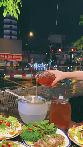 Trong cơn mưa rả rích, bạn có tìm thấy chút yên bình giữa bộn bề cuộc sống không ? #xh #tamtrang #vairal 