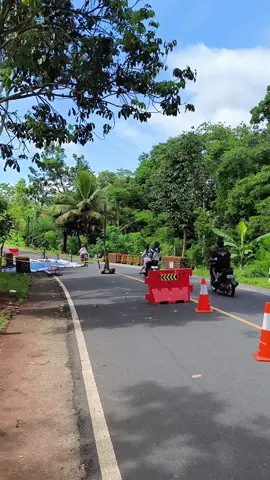 Longsor jln raya Kawali Ciamis Dusu Nyecreg Buniseuri Cipaku. Lalu lalulintas jalan buka tutup.. tetap hati-hati #fypage #longsor 