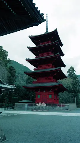 📍久遠寺【山梨】 Kuonji - Yamanashi 身延山久遠寺は、日蓮宗の総本山であり、鎌倉時代の1274年に日蓮聖人によって開かれた歴史ある大寺院です。 毎日、朝と夕方の2回、大鐘が撞かれています。 （朝の鐘撞は午前5時、夕方の鐘撞時刻は16時25分） 身体全体を使うダイナミックな鐘撞が特徴的！ Kuonji is the head temple of the Nichiren sect of Buddhism, founded by 日蓮聖人  in 1274 during the Kamakura period. Every day, the large temple bell is struck twice, once in the morning at 5 a.m. and once in the evening at 4:25 p.m. The bell ringing is characterized by a dynamic motion that uses the whole body! Camera: SONY ZV-E1 / FE35mm F1.4 GM , FE24-70 F2.8 GM Gimbal : DJI RS4 More reels🎥: @howell.wakayama  I'm videographer in Wakayama, Japan ______________ #Japan #japantravel #japantrip #torii #japanese     