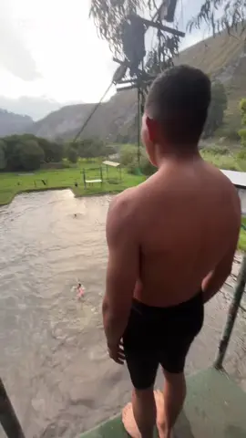 Cada quien ama su formación y educación profesional  , hay que darse cuenta del esfuerzo de cada cosa y ahí es donde nos damos cuenta de que tan valioso es dar cada paso . Muchos eligen diferentes universidades para prepararse como profesionales y esta bien , pero también está la universidad de los locos donde muchos postulan y pocos son los escogidos. Así que todo es válido en esta vida 💂🏻🫡#infanteria#vidamilitar💀💀💚💂‍♂️ #ecuador🇪🇨 