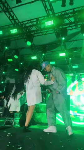 @KarlaSouza @Veigh vocês não existem, que show… #evom 