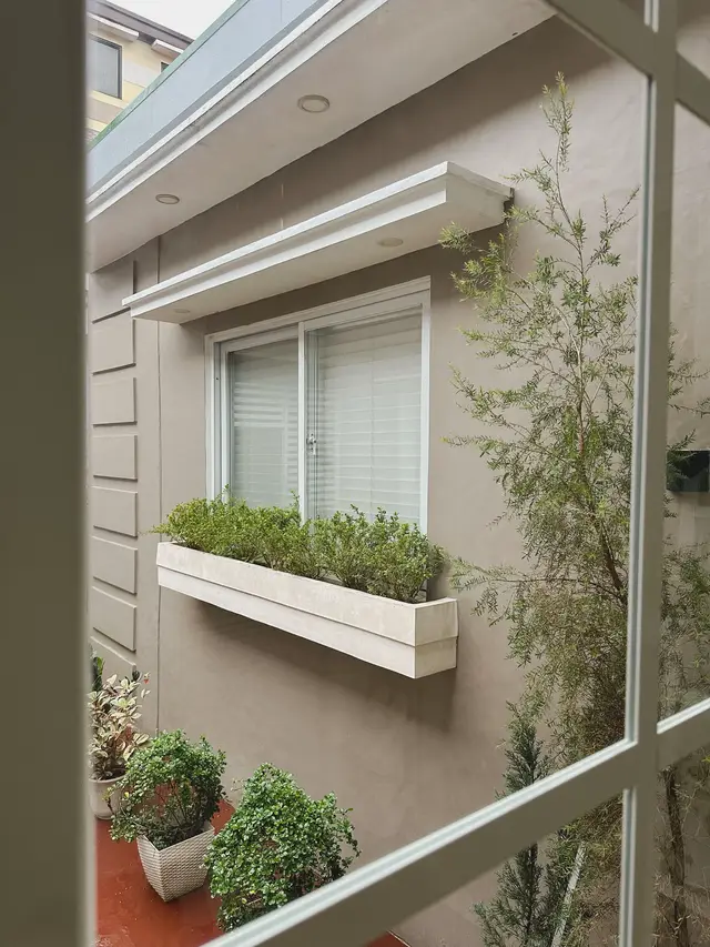 Praying this storm passes quickly and leaves everyone safe with no lasting damage. Take care everyone 🥺🙏🏼