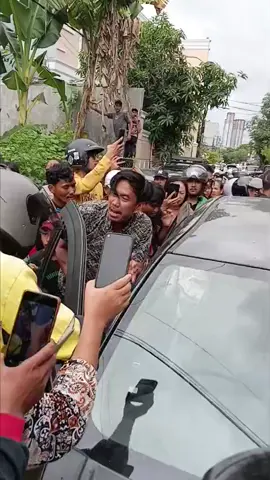 Ananda BILQIS, tiba di Makassar di sambut dengan keluarga BESAR.... Kasus TPPO akhirnya terungkap..... Berkat izin Allah SWT, MISSION COMPLATE. diculik di kota makassar, ditemukan di kota jambi Terimakasih kepada @polrestabes_makassar terkhusus kepada bapak Kapolrestabes Makassar @aryaperdana , tim unit reskrim @jatanras_mksr, bapak komandan @ullahzld_was @polsek_panakkukang beserta tim jajaran lainnya dan para netizen yang terus berdoa dalam pengungkapan dan Alhamdullah adik Bilqis kami dapatkan dalam keadaan selamat dan sehat. BRAVO POLRI MERAH PUTIH Spesial Thanks to : RESMOB DIY RESMOB POLDA JAMBI RESMOB POLRES KOTA JAMBI RESMOB MERANGIN dan RESMOB KERINCI #tribratamultimedia #polisiindonesia #polripresisi #tribratanews #mabespolrinews       