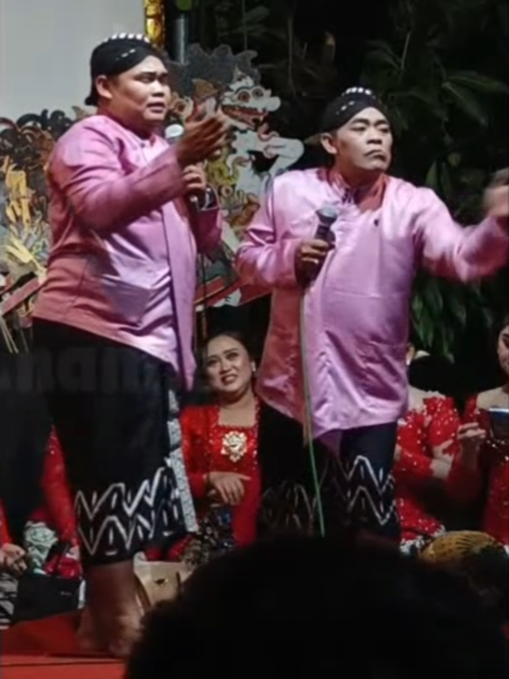 Cak Komet dan Cak Dodok pentas menghibur masyarakat Kunir Bulupasar Kediri bersama Ki Dalang Wawan Ardianto dari Kediri .  #cakkomet #cakdodok #kiwawan #kiwawanardianto #pelawak 