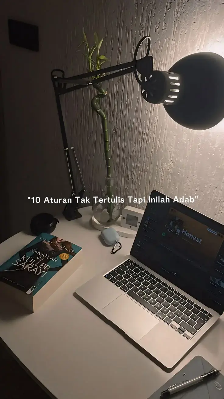 Adabmu adalah investasi terbaikmu dalam bersosialisasi. 🤝 ​10 hal simpel ini (dari cara pesan makan kalau ditraktir sampai cara lewat depan orang tua) akan menentukan tingkat respect yang kamu dapat dari lingkungan. ​Ingat, kamu nggak perlu uang banyak buat dihargai. Cukup adab yang baik. Siapa setuju? Tulis 'YES' di komen! #lifehacks  #socialskills  #Etika  #KualitasDiri #fyp 