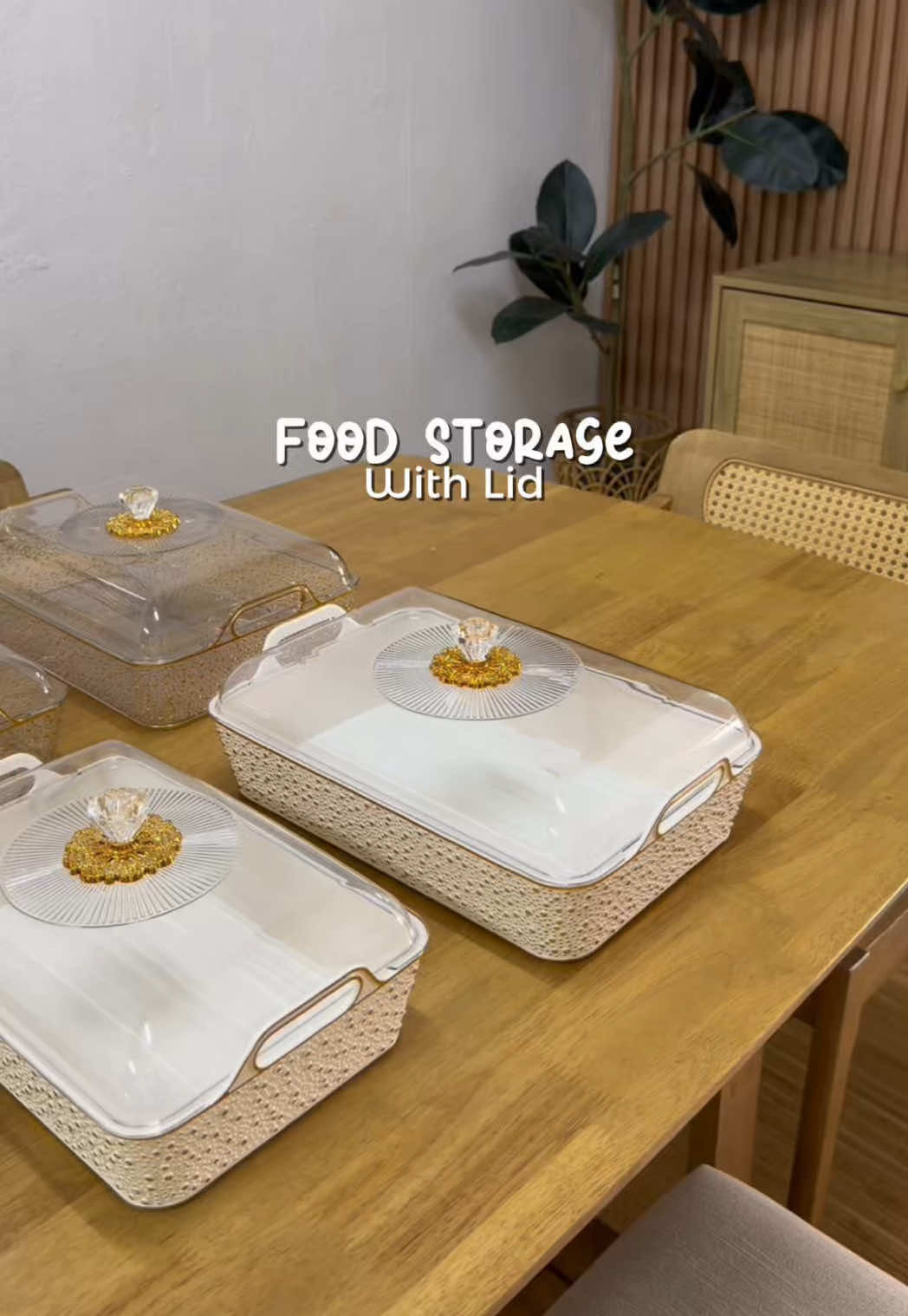 Sebelum ni kita grab yg bulat, sebab cantik kita grab lagi yg petak. Letak makanan dlm ni seriuss mmg lawoo tau. Dah siap ada penutup sekali, xde la kena guna tudung saji dah 😆 #storage #foodstorage #foodtray #storagewithlid #storagebox