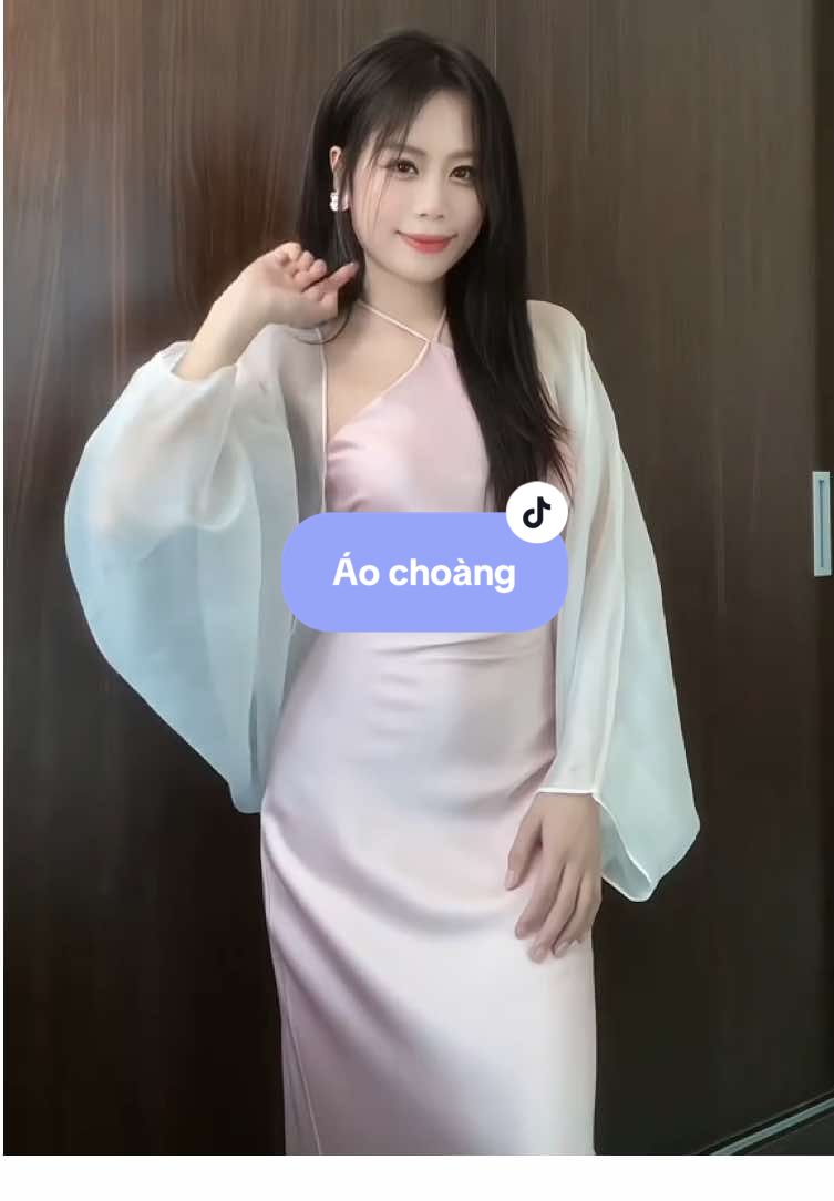 Mặc váy lụa hay corset làm sao có thể thiếu áo choàng.. #luachua🔥 #phoidoxinh #aochoang #choanglua #luachua 