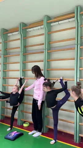 Разминка #художественнаягимнастика #офп #гибкость #шпагаты #дети 