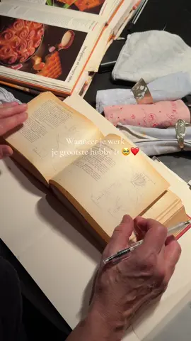 Mijn moeder is dus al 35+ jaar edelsmid en het is nog steeds haar grootste passie 🙏 ze haalt o.a. inspiratie uit hele oude boeken (🥹) #edelsmid 
