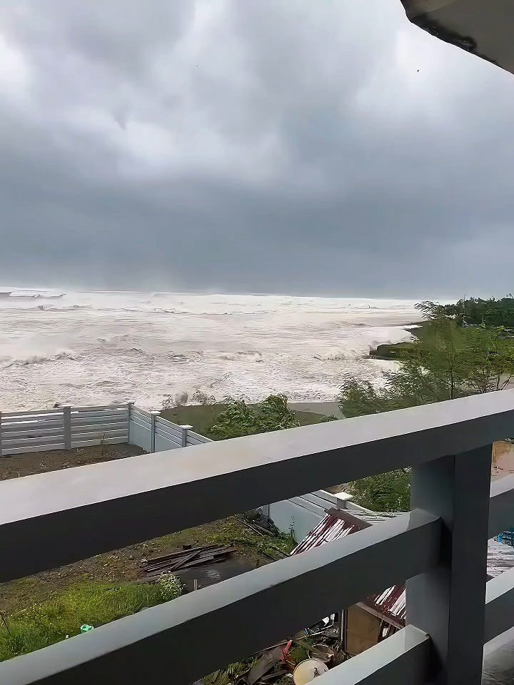 Powerful waves from Super Typhoon Uwan are pounding the coastlines of Dinapigue, Isabela. Strong winds are pushing seawater inland, flooding homes and roads. 🌊💨 Residents near the shore are urged to evacuate immediately as conditions continue to worsen. Stay alert and stay safe. 🙏 🎥 Video: Princess Ramos #UwanPH #newsph #Pagasa #breakingnewsph #bagyonguwan