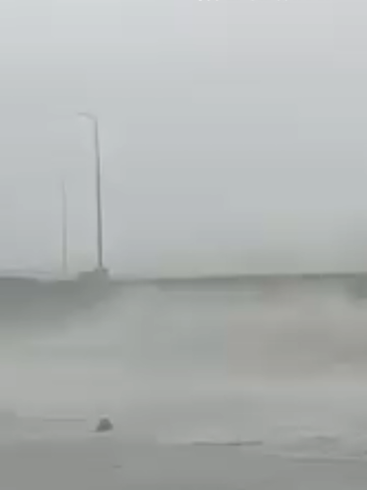 PANOORIN: Sitwasyon sa Pio Duran Port, Albay at Virac, Catanduanes port ngayong Linggo ng hapon na kasalukuyang binabayo ng bagyong #UwanPH. #AbanteNews #NewsPH #WeatherUpdate #uwan #weather