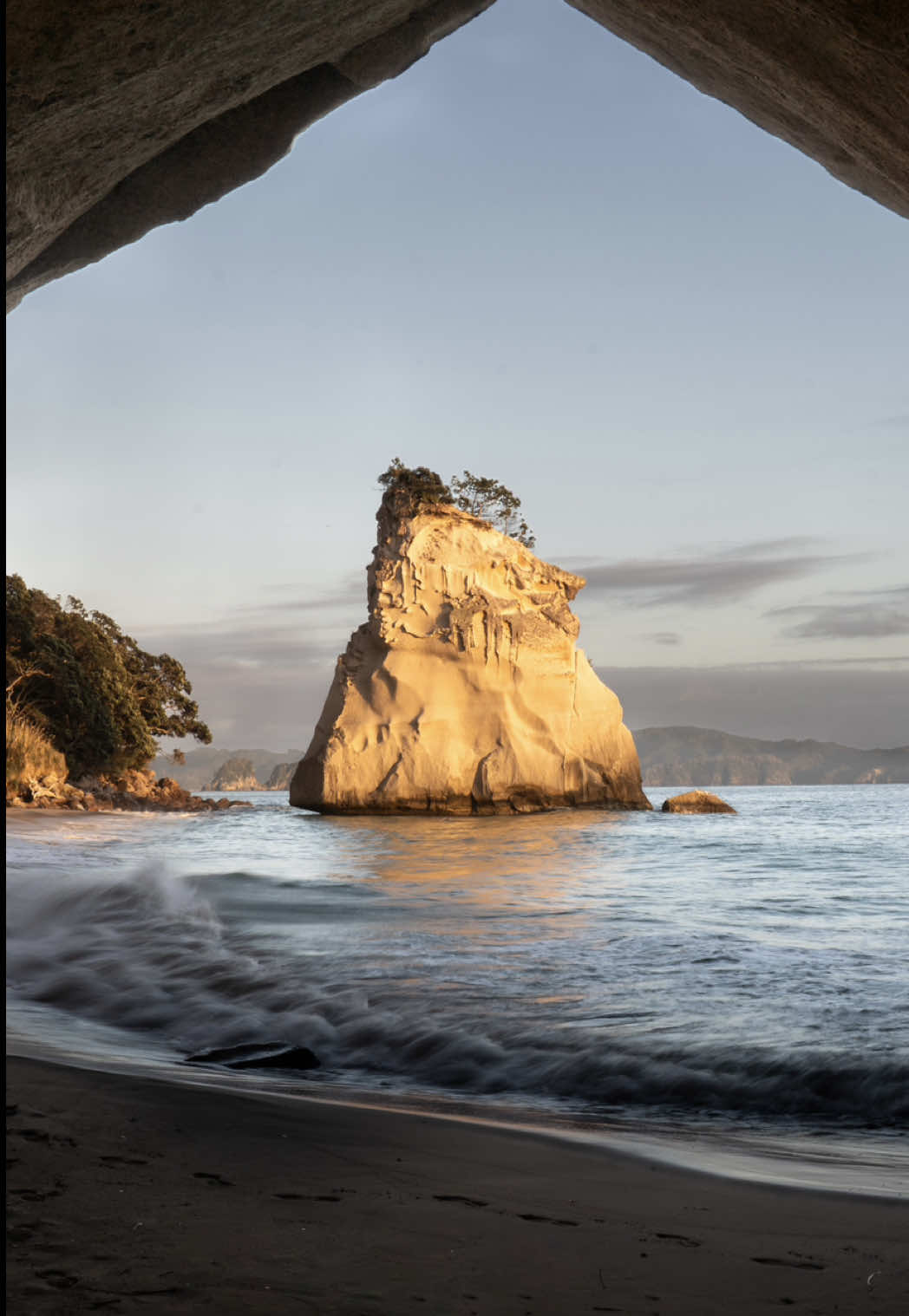 Location & Tips 👇🏼 📍Cathedral Cove, Coromandel Peninsula Go early in the morning, just before sunrise, when the first golden light reflects on the rocks, it’s simply magical 🌅 Feels like stepping into Narnia… And you’ll get to enjoy the peace and quiet before the crowds arrive! 💡Good to know : From October 1st to April 30th, the main car park is closed. A shuttle runs from the town car park starting at 9 a.m., so the best option is to go before that and hike from the town instead. 🥾 Allow about 1 hour one way. Trust us, the effort is so worth the view !  👉🏻 Save this post so you don’t forget this tip when visiting the Coromandel! —————— [🇫🇷] Allez-y tôt le matin, juste avant le lever du soleil : quand les premières lueurs dorées se reflètent sur les rochers, c’est tout simplement magique 🌅 on a vraiment l’impression d’entrer dans le Monde de Narnia ! Et surtout, vous profiterez du calme absolu, avant l’arrivée des touristes ! 💡Bon à savoir : Du 1er octobre au 30 avril, le parking du site est fermé. Une navette part du parking relais en ville à partir de 9h, donc le mieux est d’y aller avant et de faire la randonnée depuis la ville. 🥾 Comptez environ 1h de marche aller. Croyez-nous, l’effort vaut largement la vue ! 👉🏻 Enregistrez ce post pour ne pas oublier cette info utile lors de votre passage dans le Coromandel ! #CathedralCove #CoromandelPeninsula #NewZealand #HikingNZ #SunriseViews 