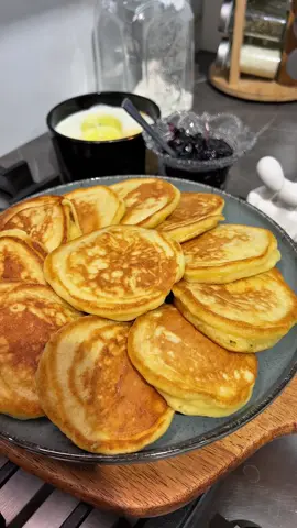 Clătite pufoase la micul dejun  Ingrediente: - 300 g chefir; - 1 ou; - 50 g zahăr; - 230 g făină; - 6 g bicarbonat; - 3 g sare. Mod de preparare: Chefirul obligatoriu trebuie să fie cald nu fierbinte sau rece. Pun în bolul meu preferat de la @homi_md, oul și zahărul, amestec bine după care pun chefirul cald.  Încorporez făina și amestec bine. La final adaug bicarbonatul de sodiu, amestec și las compoziția să se odihnească 10 minute. După ce s-a odihnit aluatul, nu mai amestec, prăjesc clătitele cu puțin unt sau ulei pe tigaia încinsă pe ambele părți. #clatite #micdejun #pancakes 