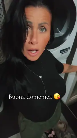 Buona domenica 😘😘😘#ypシ #ypfッ #viral_video🤩🤩🤩 #donneitaliane🇮🇹 #uragano @silviaricomincia @silviacuorenerissimo @Regina nera non molla 🖤 @Reginanera🖤 @REGINA NERA RESISTETE 🫵🖤🇮🇹 