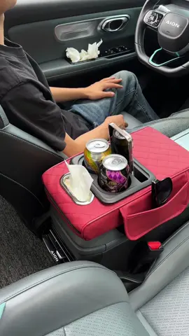 The car armrest box heightening pad comes with a storage bag that can hold mobile phones and cups #carorganizer #storageorganize #car #autoaccessories #autoparts 