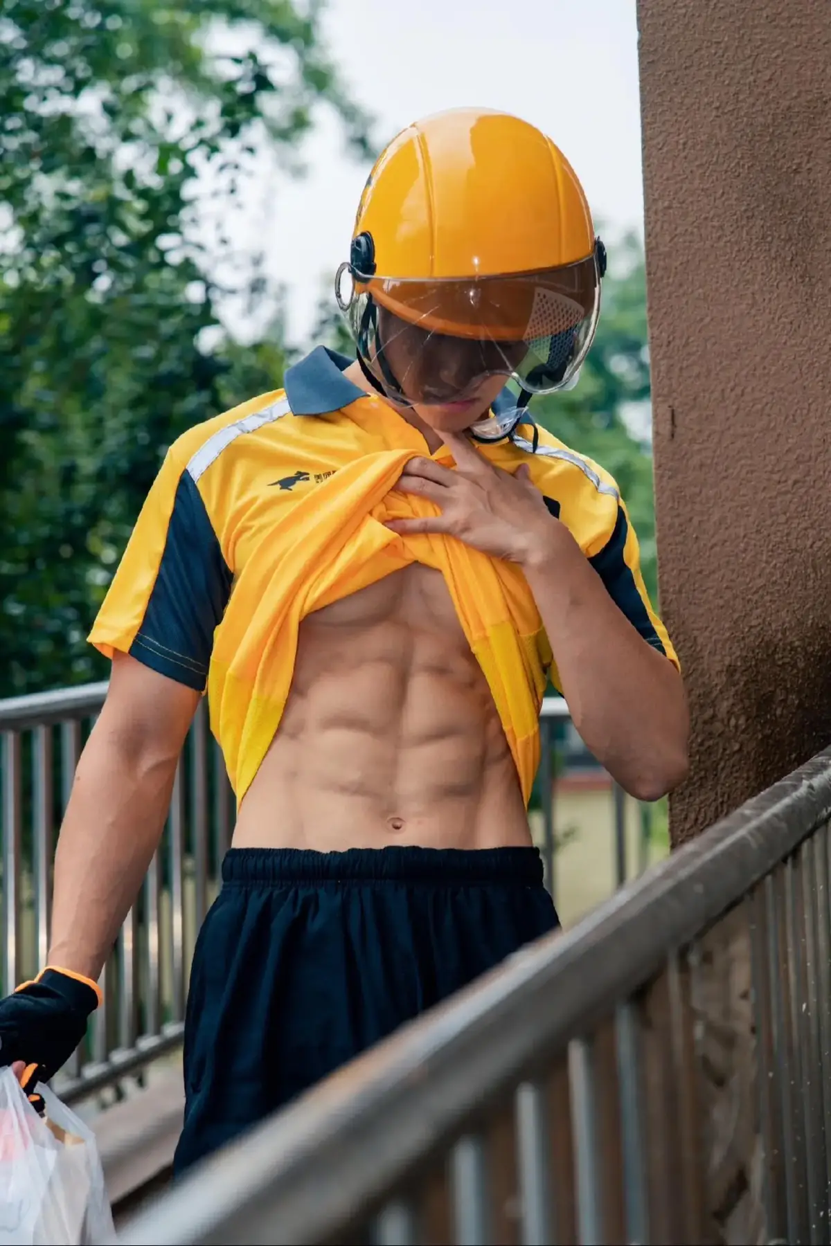 在家吗？你的外卖正在派送中，记得签收！#这谁顶得住啊 #你的男友已上线 #撩起衣服就是腹肌 #外卖小哥无所不能 #外卖小哥