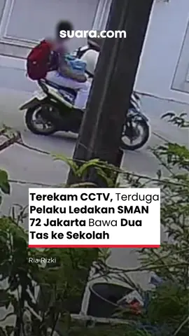 Terduga pelaku peledakan di SMAN 72 Jakarta Utara sempat terekam kamera CCTV sebelum peristiwa terjadi. CCTV yang dipasang di dekat sekolah menangkan momen terduga pelaku berinisial F diantar oleh sang ayah pada Jumat (9/11/2025). Dalam rekaman tersebut tampak F mengenakan seragam batik dan celana panjang putih. Ia menggendong tas ransel merah dan ransel biru yang dipangku. Diketahui, F tinggal di rumah majikan sang ayah di Komplek Gading Griya Lestari, Sukapura, Cilincing. Hingga saat ini, F masih menjalani perawatan intensif di ICU Rumah Sakit Islam Jakarta setelah melewati proses operasi. F harus dioperasi lantaran mengalami luka berat di bagian kepala. #ledakansman72jakarta #sman72jakarta #cctv #jakut #kelapagading