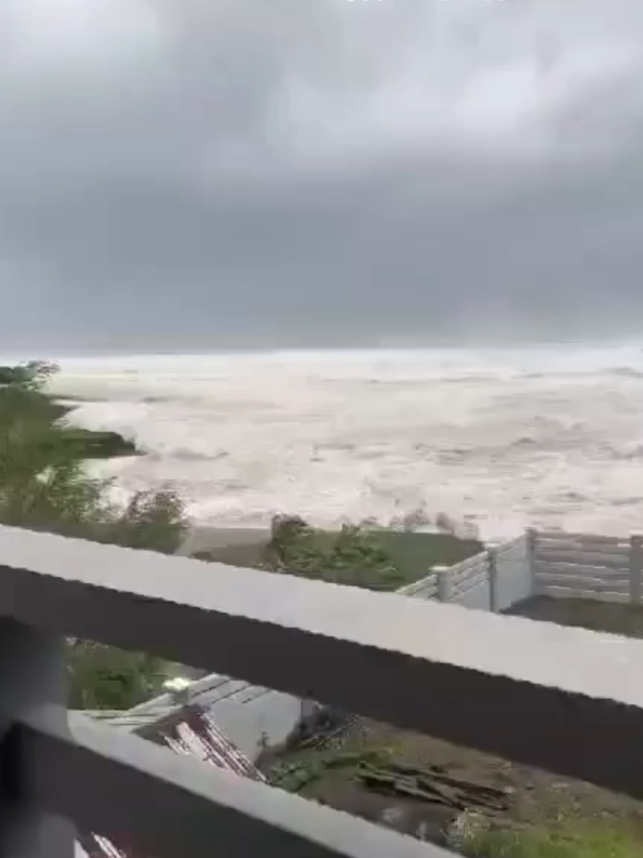 ISABELA HINAMBALOS NG STORM SURGE PANOORIN: Nagkaroon ng storm surge na dala ng Super Typhoon #UwanPH sa Dinapigue, Isabela ngayong Linggo, Nobyembre 9, 2025. Kasalukuyang nakataas ang Tropical Cyclone Wind Signal No. 4 sa lugar. VIDEO COURTESY: PressCes #AbanteNews #Weather #WeatherUpdate #UwanPH
