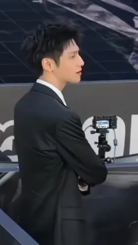 Vibes CEO nya nembus layar oiiii.......... terlihat sangat ganteng....🥰🥰🥰🥰😘😘🫶🫶🫶  #luoyunxi #leoluo #aktorchina #shuilongyin #whispersoffate 