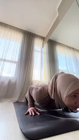 Aaaa akhirnya bisa chaturanga setelah 6 bulan yoga😭 belum sempurna tp gapapa belajar teruuuus💪🏻🤍 #yogajourney #yogatok #yogaflow #chaturanga 