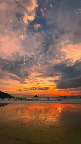 Tenangmu adalah kabar darinya, sedangkan hilangmu adalah tenang baginya 😔