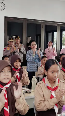 Solo, 7 Nov 2025 Bersama Kapolri dan Ketua Umum Bayangkari meninjau program MBG di SMP Kemala Bhayangkari dan dapur SPPG di kab.Karanganyar yg dikelola oleh Ibu-ibu Bhayangkari. #TitiekSoeharto 