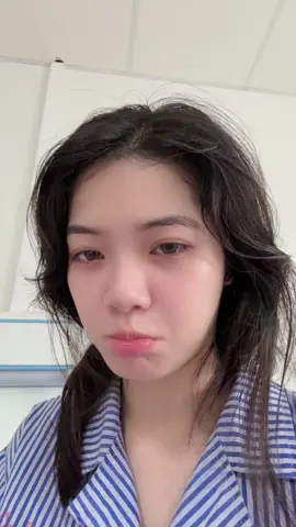 Nhật kí ngày thứ 5 đi viện: Con gái hay dỗi, mẹ hay dỗ. Tạm thời giờ nghỉ ko dỗi dỗ thì lướt điện thoại #funny #maichuc03 #xh #viral #cute 