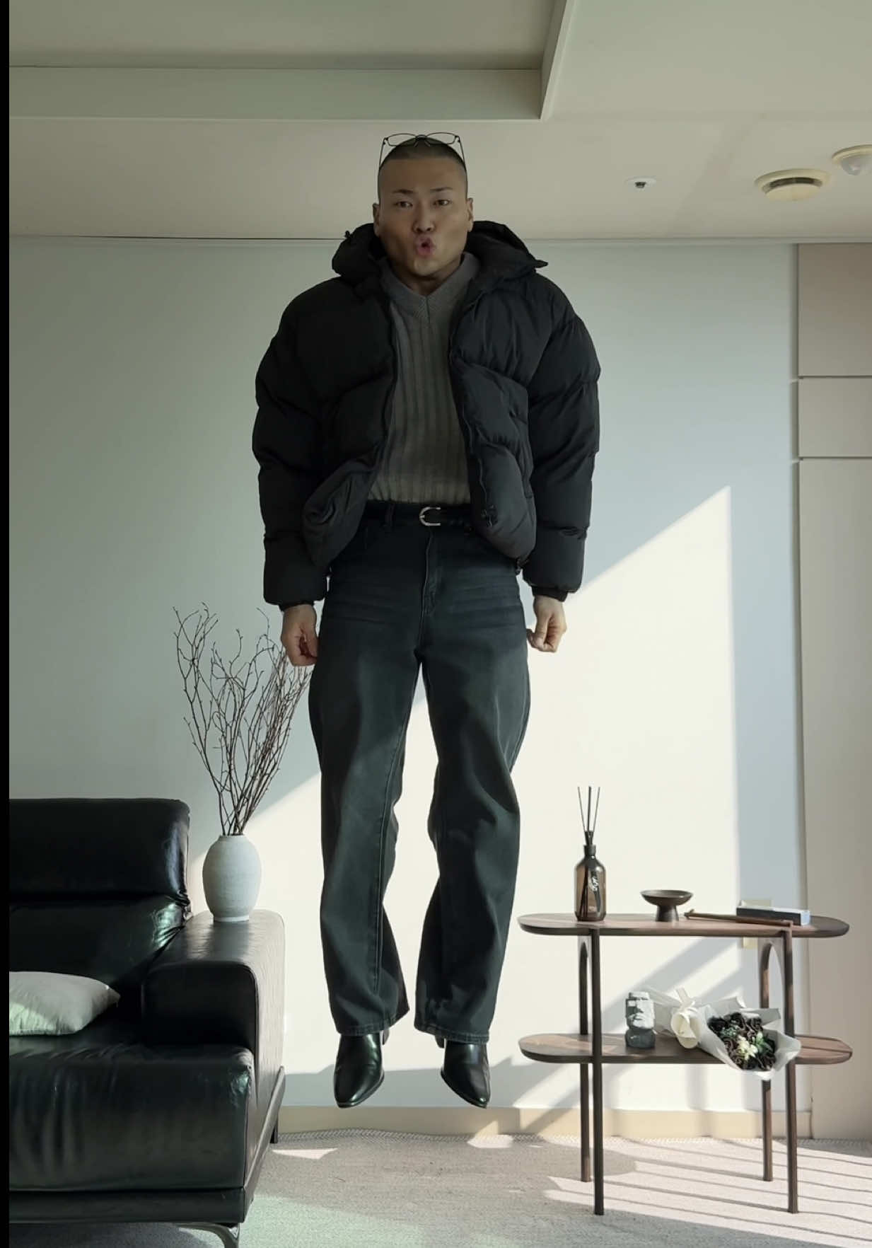 공중에서 패딩(x2)입기 🕴️ ⠀ 어떤 코디가 더 맘에 드실까요? 