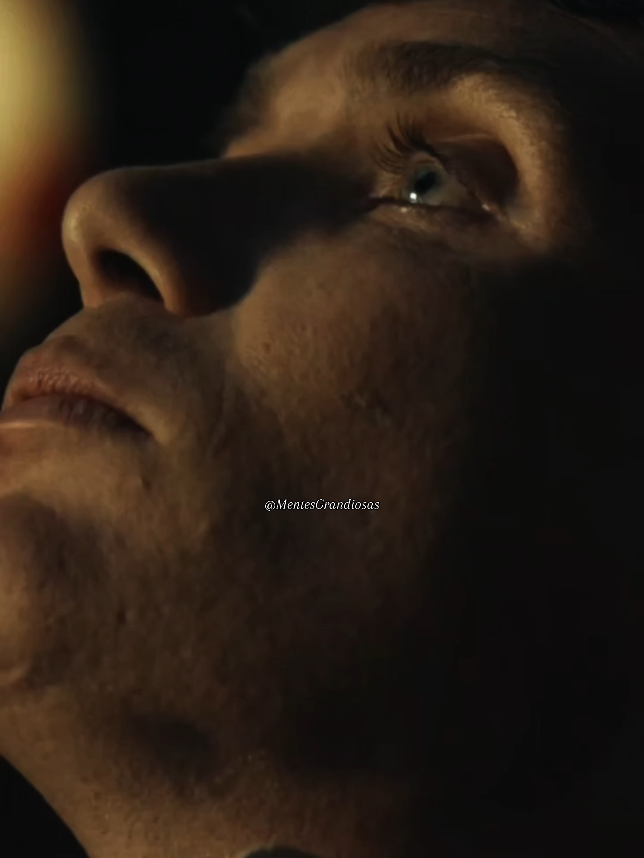 Este video de Thomas Shelby te dará una lección que muchos entienden demasiado tarde: valorar a tu madre antes de perderla.  La vida no siempre da segundas oportunidades, y el tiempo no perdona.  Una reflexión profunda sobre el amor, la familia y la gratitud, narrada con la intensidad que solo Thomas Shelby puede transmitir.  Aprende a valorar lo esencial, amar sin orgullo y actuar antes de arrepentirte.  Este no es solo un video motivacional… es un golpe de realidad.   #thomasshelby  #motivacion #reflexion #inspiracion #amordemadre #reflexiondevida  #conciencia #leccionesdevida  #amorverdadero  #tiktokmotivacional  #viral #fyp