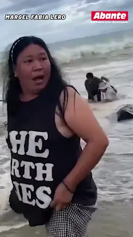 Muntik matangay ng malakas na alon ang dalawang lola sa Brgy. Dinadiawan, Dipaculao, Aurora dulot ng paghagupit ng bagyong #UwanPH. 🤳🏽: Margel Fabia Lero #AbanteNews #NewsPH