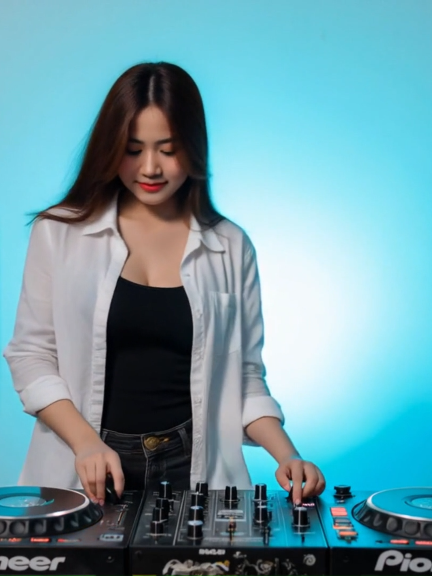 Aku Wanita Mempesona, takkan mudah diremehkan. 💅✨ Sound ini cocok buat kamu yang lagi full confidence! Ekspresikan diri kamu, girl/boy! Pakai sound orisinilku ini, Wanita Mempesona, dan tag aku ya! Nanti aku love komen kalian! #WanitaMempesona#SelfConfidence#DJDangdut #SintaSantiDJ #Viral2025 #MusikOrisinil