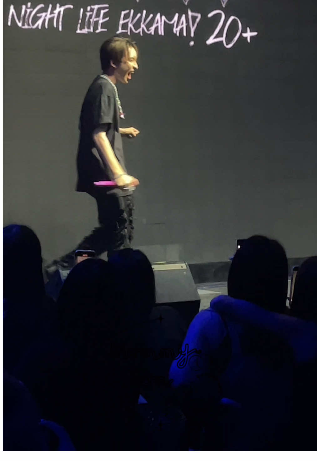 เอ็นดูพี่นักร้องเขานะคะเนี่ยย ความว่าเพลงใหม่อะเนอะ เลยยังจำเนื้อไม่ค่อยได้ ก็มาท่องจำเอาบนสเตจกันไปเลยสิ เรียล ๆ กันไปเลย😂😂😂เด็กเร้กเอ๊ยยย  @Noeul  S2xNoeul NIGHT LIFE 20+ #S2NightLifeEkkamai #Noeulnuttarat  #MagentaBoy  #s2thesunset #Horizone 