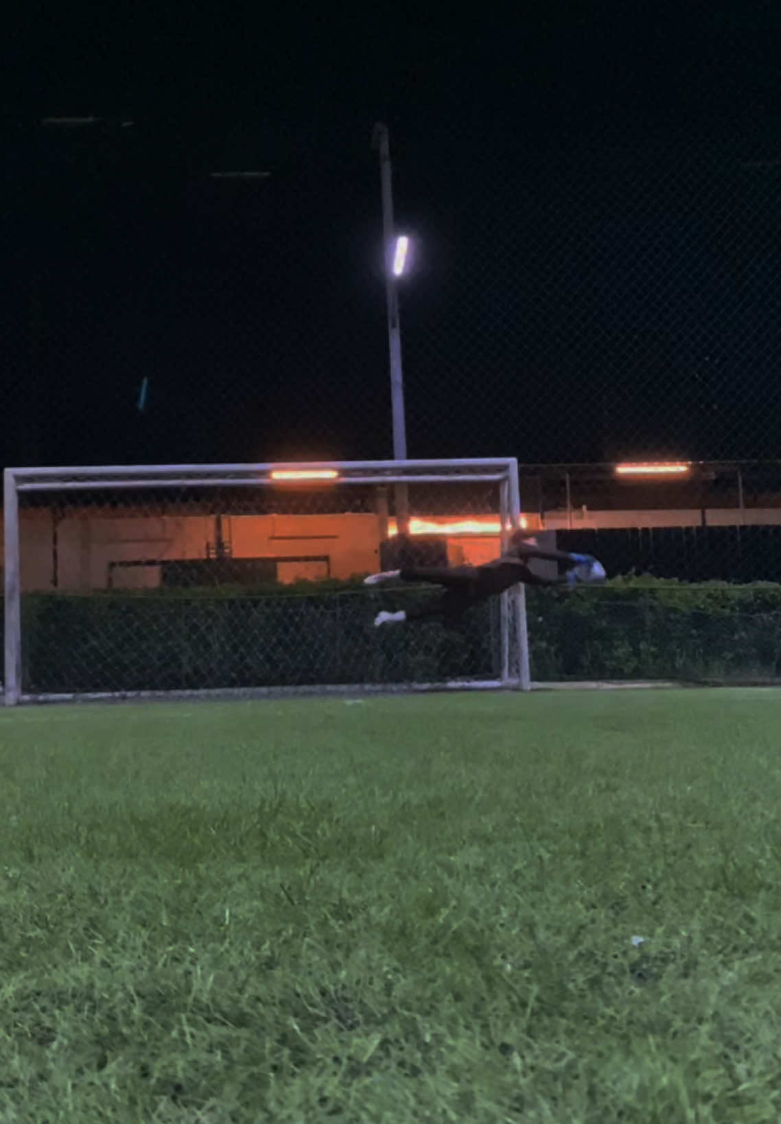 What a save #goalkeeper #goalkeepertraining #goalkeepersaves #football #fyp 