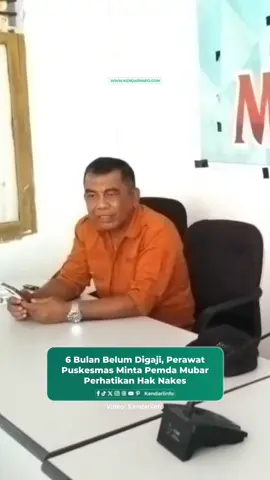 Tenaga kesehatan (nakes) berinisial A, perawat di salah satu puskesmas di Kabupaten Muna Barat (Mubar), Sulawesi Tenggara (Sultra), mengeluh belum menerima gaji selama enam bulan. Honor yang tidak dibayar terhitung sejak Mei hingga Oktober 2025. Kendati demikian, ia dan rekan-rekannya tetap menjalankan tugas, memberikan pelayanan kepada masyarakat di puskesmas. “Kami minta Pemerintah Daerah Mubar perhatikan hak nakes. Kami ke puskesmas setiap hari, piket 24 jam, bahkan meninggalkan anak di rumah untuk menjalankan tugas, tetapi kenapa hak kami belum diberikan? Kami butuh biaya beli bensin, makan, dan memenuhi kebutuhan lainnya,” ungkap A kepada Kendariinfo, Rabu (29/10/2025). A menjelaskan honornya bersumber dari anggaran pendapatan dan belanja daerah (APBD) Mubar. Untuk tahun 2025, nakes di puskesmas hanya menerima pembayaran gaji pada bulan Januari sampai April. Sementara honor Mei hingga Oktober belum diterima. “Kami terima honor hanya empat bulan, dari Januari sampai April. Kalau gaji Mei hingga Oktober belum terbayarkan,” jelasnya. Kepala Dinas Kesehatan Mubar, La Ode Mahajaya, mengaku pihaknya sudah mengajukan pembayaran gaji ke Badan Pengelola Keuangan dan Aset Daerah (BPKAD) Mubar. Namun, realisasi pencairan tergantung ketersediaan pagu anggaran. “Kami selalu mengajukan, karena uang itu bukan dinas yang pegang. Kami hanya mengajukan secara administrasi. Untuk kepastiannya tanyakan ke BPKAD. Apakah mungkin pagunya tidak tersedia atau bagaimana,” kata Mahajaya kepada Kendariinfo, Kamis (30/10). Terkait penunggakan gaji selama enam bulan, Mahajaya menyebut tidak mengalami kendala dalam melakukan pembayaran. Dinas Kesehatan Mubar selalu mengajukan pembayaran gaji sesuai jadwal di puskesmas masing-masing nakes. “Kalau kendala tidak ada. Kami tetap mengajukan sesuai waktu mereka harus gajian. Semuanya sudah kami ajukan ke BPKAD sampai bulan Oktober,” ujarnya. Namun, Kepala Dinas BPKAD Mubar, La Ode Muhammad Taslim, menyampaikan pihaknya belum menerima dokumen pengusulan berupa surat permintaan pembayaran (SPP) maupun surat permintaan membayar (SPM) mengenai pencairan honor nakes dari dinas kesehatan. “Setelah saya cek ke kabid perbendaharaan belum ada usulan yang masuk. Honor nakes di puskesmas memang baru dibayarkan sampai April. Untuk kendalanya tanyakan ke dinas terkait. Kami di sini menunggu. Kalau SPP dan SPM belum diajukan bagaimana mau diproses,” ujar Taslim kepada Kendariinfo, Kamis (6/11). #kendariinfo #kendari #sulawesitenggara #sultra 