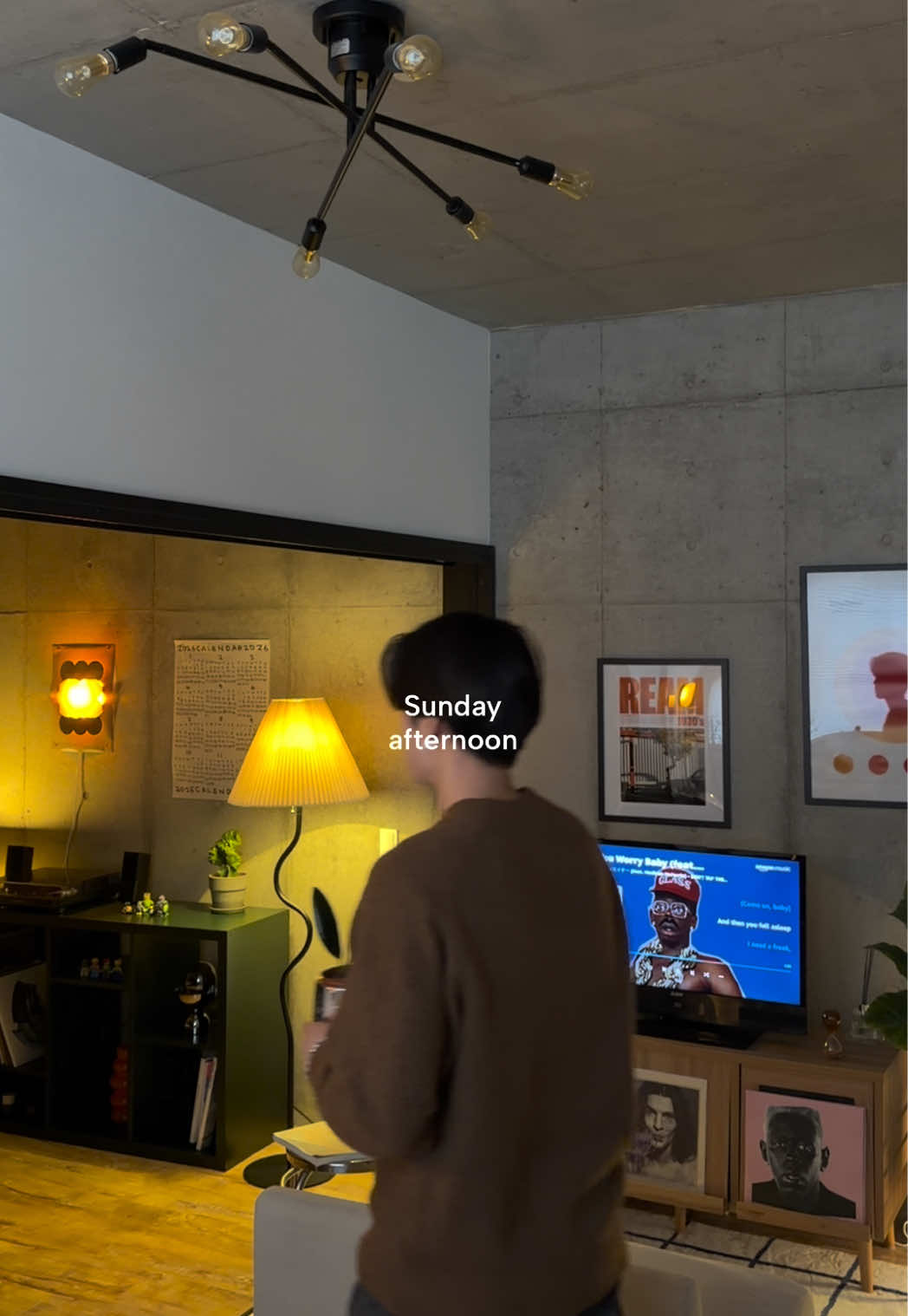 コーヒー飲みながら音楽を聞くこの時間が幸せ It’s autumn, and I’ve been drinking hot coffee more often☕️🍂 ・ ・ ・ ・ 11月17日(月)正午より、全商品対象＆最大88％OFFになるOhouseのブラックフライデーセール🪑 クーポンコード【YUMINOO25】で25%OFF👏🏻 @ohousejp  #interior #room #Home #homedecor #apartment