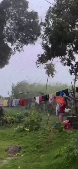 Atekc nag sasampay pa” sabi ko wagna! kc may bagyo! #bagyo #bagyonguwan #fyp #foryoupage❤️❤️ 