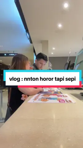 nonton horror di bioskop yg sepiiiii😩😩 bdw yuk samaa korsetnya.. cek dikeranjang kuning