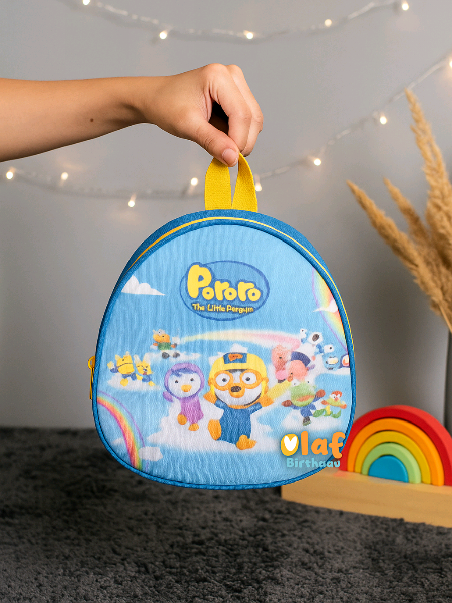 11 ribu dapet seblak? ❌ 11 ribu dapet tas lucu buat hampers anak? ✅ Iya beneran! 😍 Tas gemas ini bukan cuma lucu, tapi juga fungsional banget — bisa buat tempat kado, snack, atau perlengkapan anak pas acara ulang tahun, arisan, atau sekolah. 🎁✨ Desainnya imut, warnanya cerah, dan bahan tasnya tebal jadi nggak gampang sobek. Dengan harga cuma 11 ribu, udah dapet produk yang bisa dipakai berkali-kali dan bikin anak-anak senang! 💕 💬 Coba bayangin, anak-anak dapet hampers lucu kayak gini, pasti langsung senyum lebar 🥰 📦 Yuk, siapin stoknya sebelum kehabisan! #TasHampersAnak #TasLucuMurah #HampersUlangTahun #IdeSouvenirAnak #TasMurahBerkualitas 