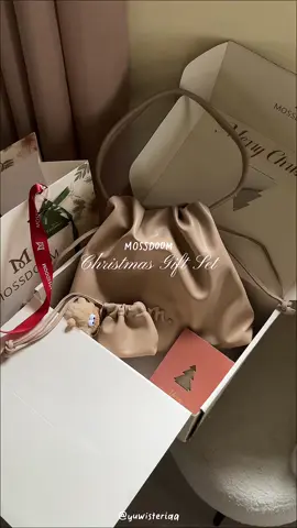 The season of giving just got brighter — @MOSSDOOM PH Christmas Gift Set launches tomorrow! #mossdoom #giftset #giftideas #christmasgift #bag  