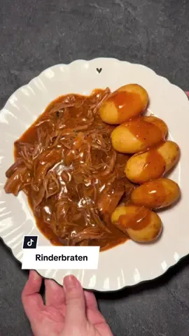 Part 2 von typisches Sonntagsessen: Schmorbraten. Zartes Fleisch, das stundenlang im Ofen schmort, eine Sauce dicke Braune Soße und Kartoffeln dazu. Besser und vor allem einfacher geht’s nicht. 😍 Zutaten: 1 kg Rinderbraten  1 Gemüsezwiebel  1-2 EL Tomatenmark 1 EL Paprikamark  1 Liter Rinderfond oder Bratenfond 200 ml Rotwein oder Traubensaft Salz, Pfeffer, Lorbeerblätter, Rosmarin, Knobi oder frischer  1 kg FESTKOCHENDE Kartoffeln ⸻ Zubereitung: Fleisch rundum kräftig anbraten. Rausnehmen und Zwiebeln anrösten. Tomatenmark und Gewürze dazugeben, kurz anrösten, mit Rotwein ablöschen, einkochen lassen. Fond, Gewürze und Lorbeerblätter zugeben, Fleisch zurück in den Bräter. Im Ofen bei 160 °C ca. 3 Stunden schmoren, bis das Fleisch butterzart ist. Oder auf dem Herd ganz Mini Leicht köcheln lassen.  Danach Fleisch kurz ruhen lassen, Sauce pürieren, bei Bedarf mit Mehlwasser leicht andicken. #gulasch #schmorgericht #sonntagsessen #comfortfood #fürdich 