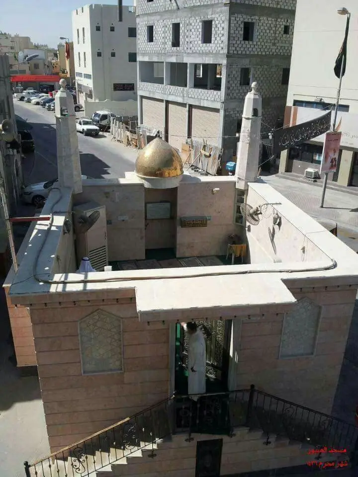 مسجد في البحرين لا يقبل سقف حتى ظهور الحجة (ع). هو مسجد الصبور بناه الشيخ محسن الصبور معجزة المسجد انه لا يقبل سقف حاول الكثير تسقيفه بشتى انواع السقوف من سعف النخل الى الاسمنت الكونكريتي الا انه ينهدم في اليوم التالي . قصة هذا المسجد عجيبة ... اذ ان الشيخ البجلي راى شخصا عليه اثار الهيبه والجلاله يصلي في خربه فقال له : تفضل الى المسجد وصلي هناك فرد عليه : (( لا ان هذا مسجد في الاصل فأمر اهل القريه ببناءه )) . فقال من انت يا شيخ ؟ قال انا صاحب الامر فتمسك به الرجل وقبل يده فقال له دع عنك هذا وخط له حدود المسجد فقال الشيخ البجلي مولاي ان اهل القريه قد لا يصدقوني ويتهموني بطلب الصدقه لنفسي ان طلبت مال لبناء المسجد فما العلامة التي ادفع بها التهم عن نفسي ؟ قال ((ان هذا مسجدا لا يقبل التسقيف ما دمت غائبا)) . حاول الناس تسقيفه بلا جدوى وكان السقف ينقلع في اليوم التالي فارادت حكومة البحرين تكذيب الشيعة فسلطوا الشرطة وسقفوا المسجد ووضعوا عليه حراس كي لا يهدمه احد واذا بالنوم يضرب على الحراس وانقلع السقف كالمظلة وانقلب على الارض كانه غطاء علب ثم يأسوا منه فتركوه وهو موجود حتى اليوم ينتظر الظهور المقدس نسألكم الدعاء لمولانا بالفرج. لاحول ولاقوة الابالله العلي العظيم  #تأثیر_عجیب #السيد_علي_القاضي #سماحة_الشیخ_محمد_بهجت #اية_الله_الشيخ_محمد_تقي_بهجة #الشيخ_محمد_تقي_مصباح_اليزدي 